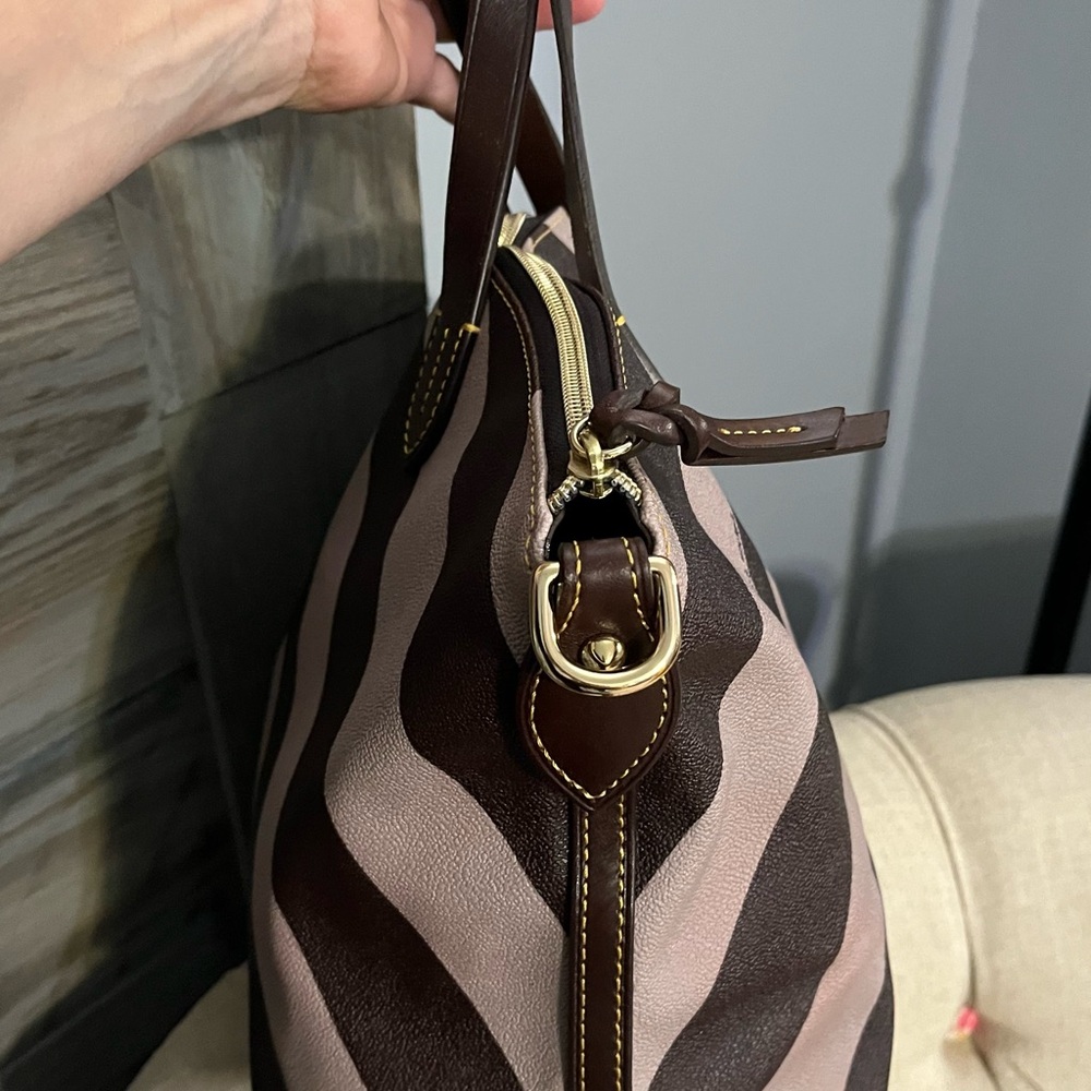 Dooney & Bourke, Chevron Bag,New condition - Picture 4 of 16